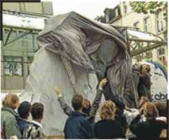 Am 01.09.1989 auf dem Boner Friedensplatz steht das Denkmal auf einem Tieflader
