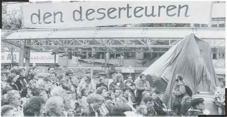 Aufstellung des Bonner Deserteurdenkmals am 01.09.1989 auf dem Bonner Freidesplatz