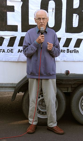 Ludwig Baumann, deutscher Wehrmachtsdeserteur und Friedensaktivist auf einer Demonstration