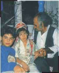Der Künstler Mehmet Aksoy mit seiner Familie (um 1989)n
